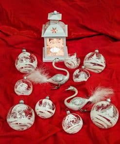 Sada bílá krajinka s lucernou